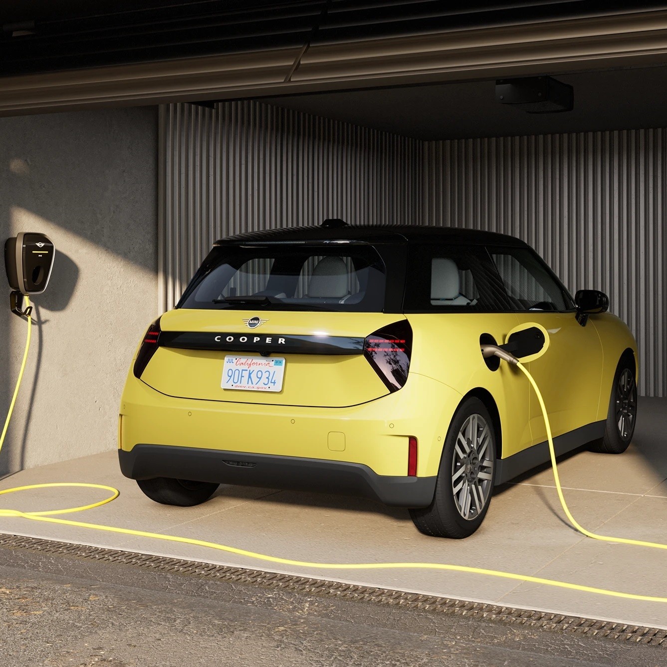 MINI Cooper 100 % électrique en charge sur une borne murale